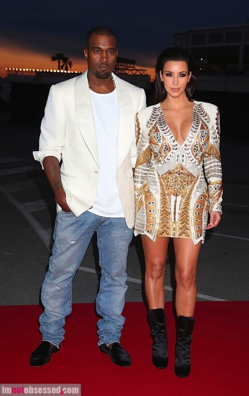 
	
	Thậm chí ở một sự kiện tầm cỡ như Liên hoan phim Cannes, Kanye West vẫn xuất hiện với bộ trang phục bình thường hết sức có thể.